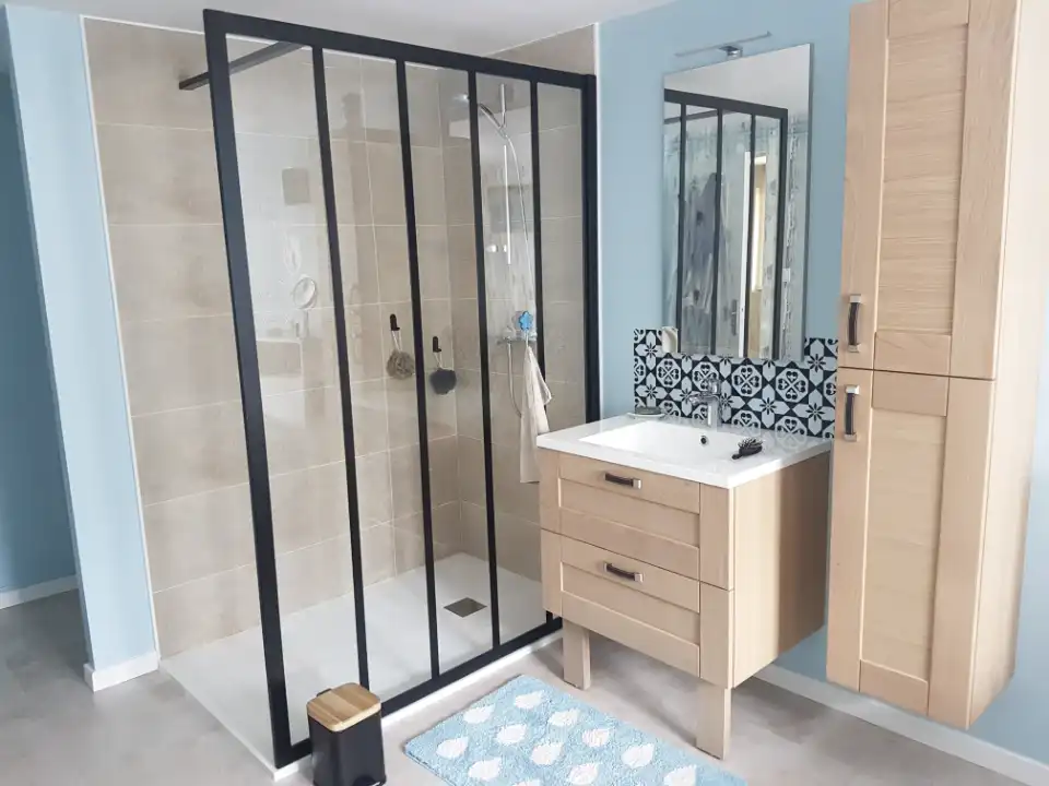 Installation de salle de bain avec douche et plomberie à cinq-mars-la-pile